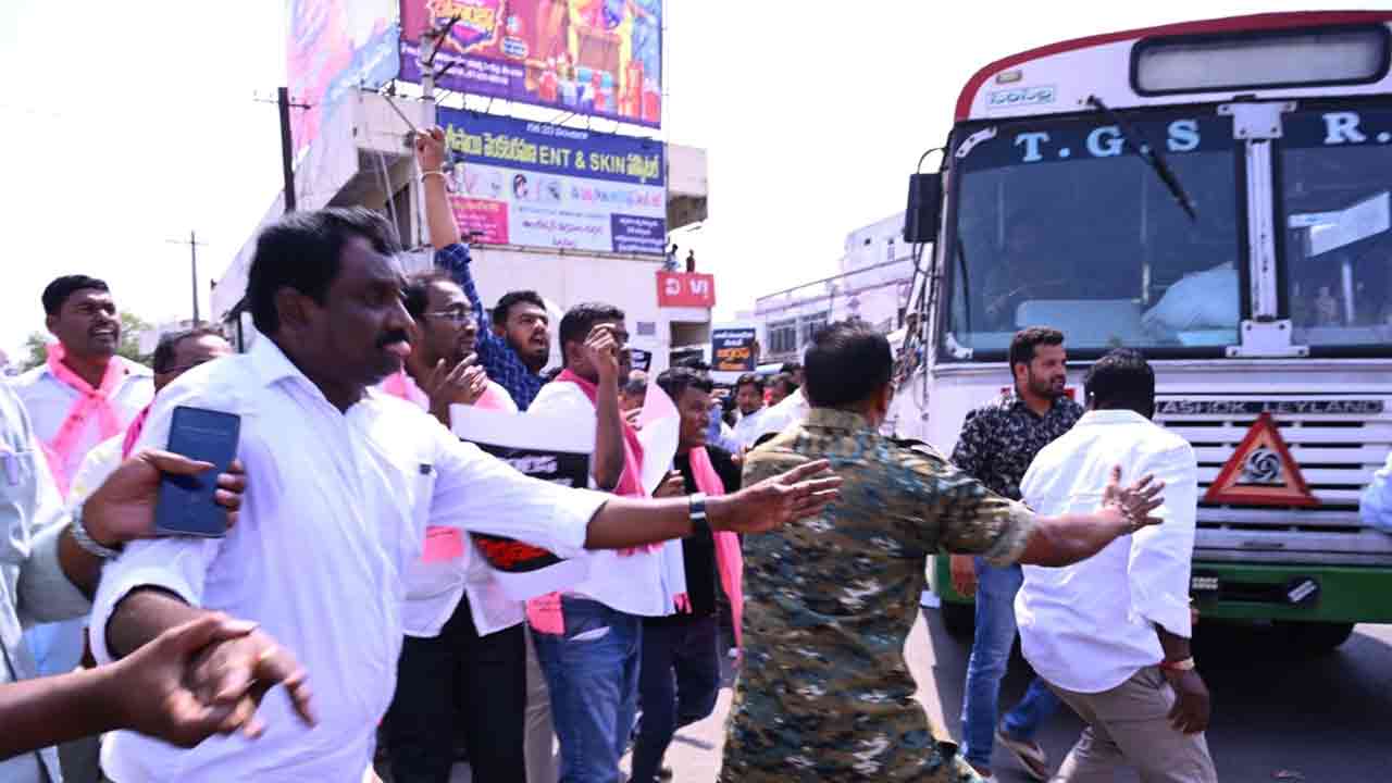 బండి సంజయ్‌ను బర్తరఫ్ చేయాలని సిరిసిల్లలో బీఆర్ఎస్ శ్రేణుల ధర్నా