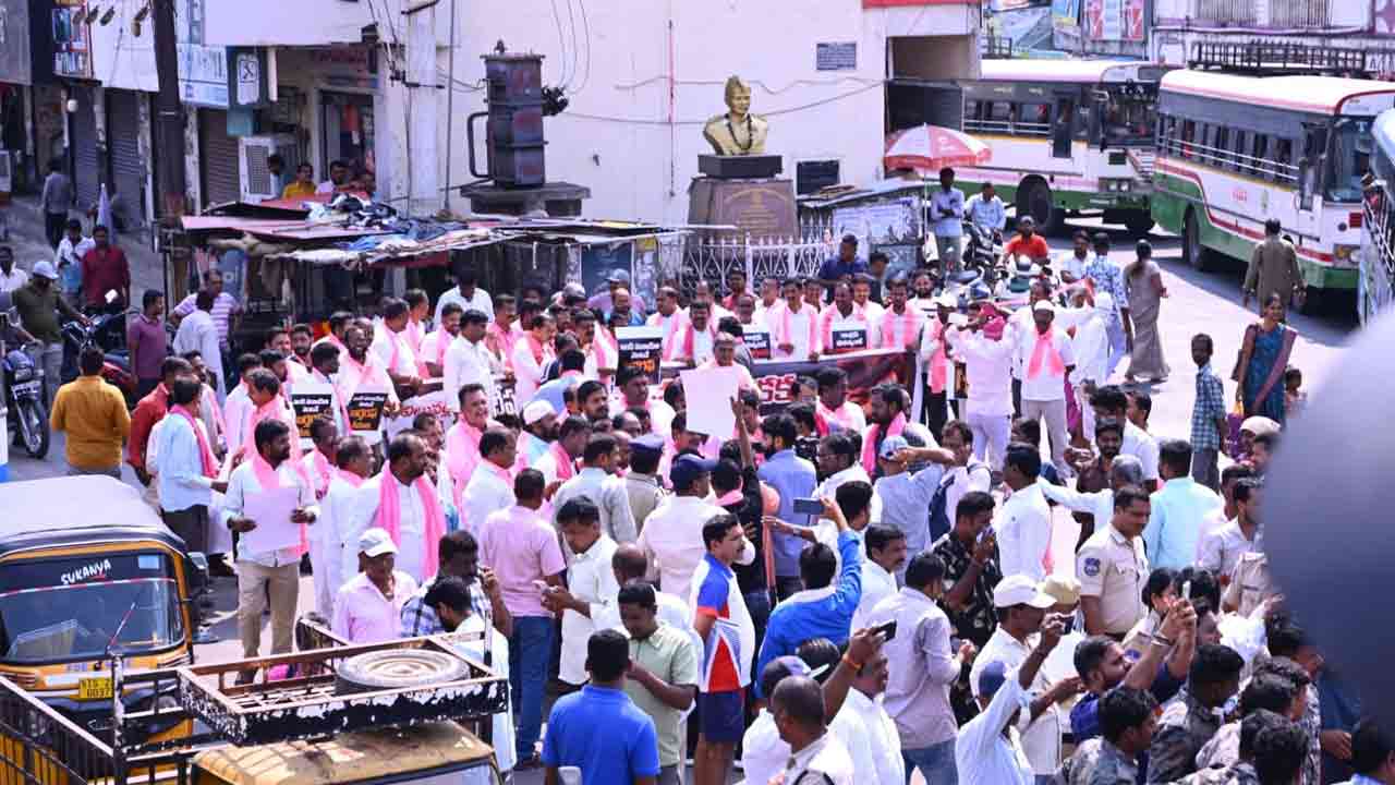 బండి సంజయ్‌ను బర్తరఫ్ చేయాలని సిరిసిల్లలో బీఆర్ఎస్ శ్రేణుల ధర్నా