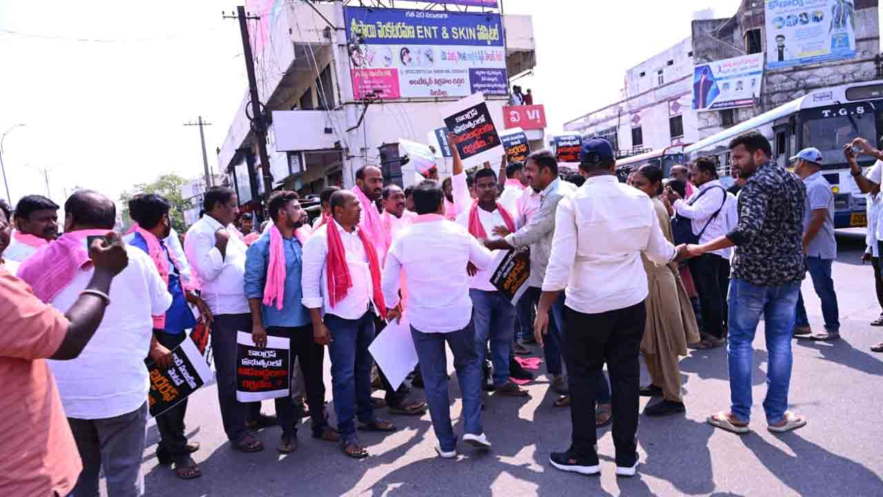 బండి సంజయ్‌ను బర్తరఫ్ చేయాలని సిరిసిల్లలో బీఆర్ఎస్ శ్రేణుల ధర్నా