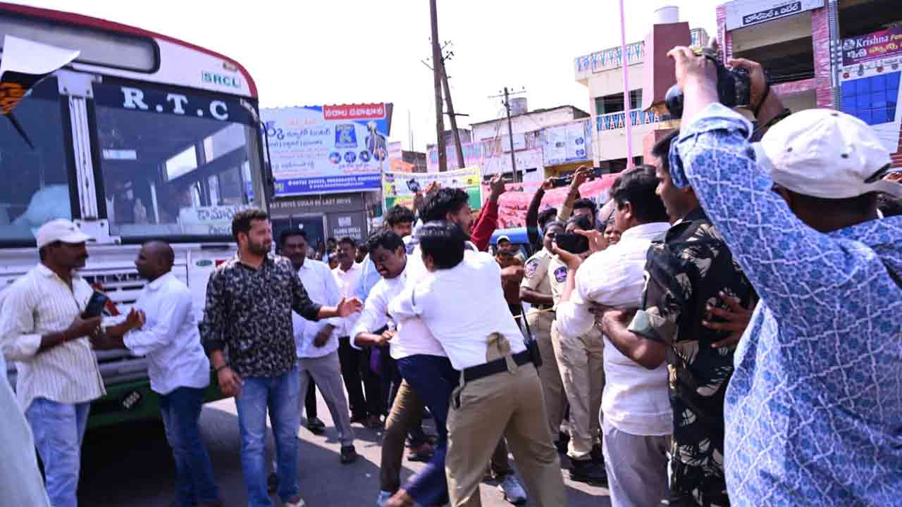 బండి సంజయ్‌ను బర్తరఫ్ చేయాలని సిరిసిల్లలో బీఆర్ఎస్ శ్రేణుల ధర్నా