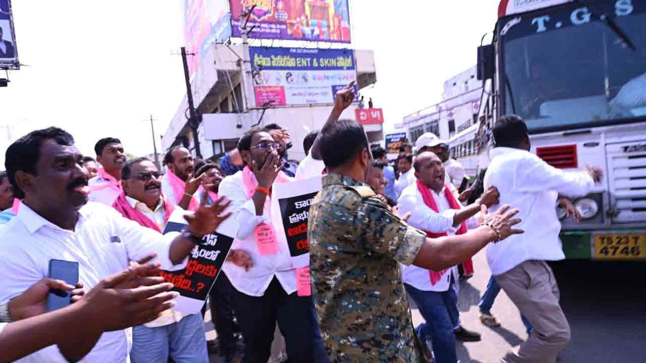 బండి సంజయ్‌ను బర్తరఫ్ చేయాలని సిరిసిల్లలో బీఆర్ఎస్ శ్రేణుల ధర్నా