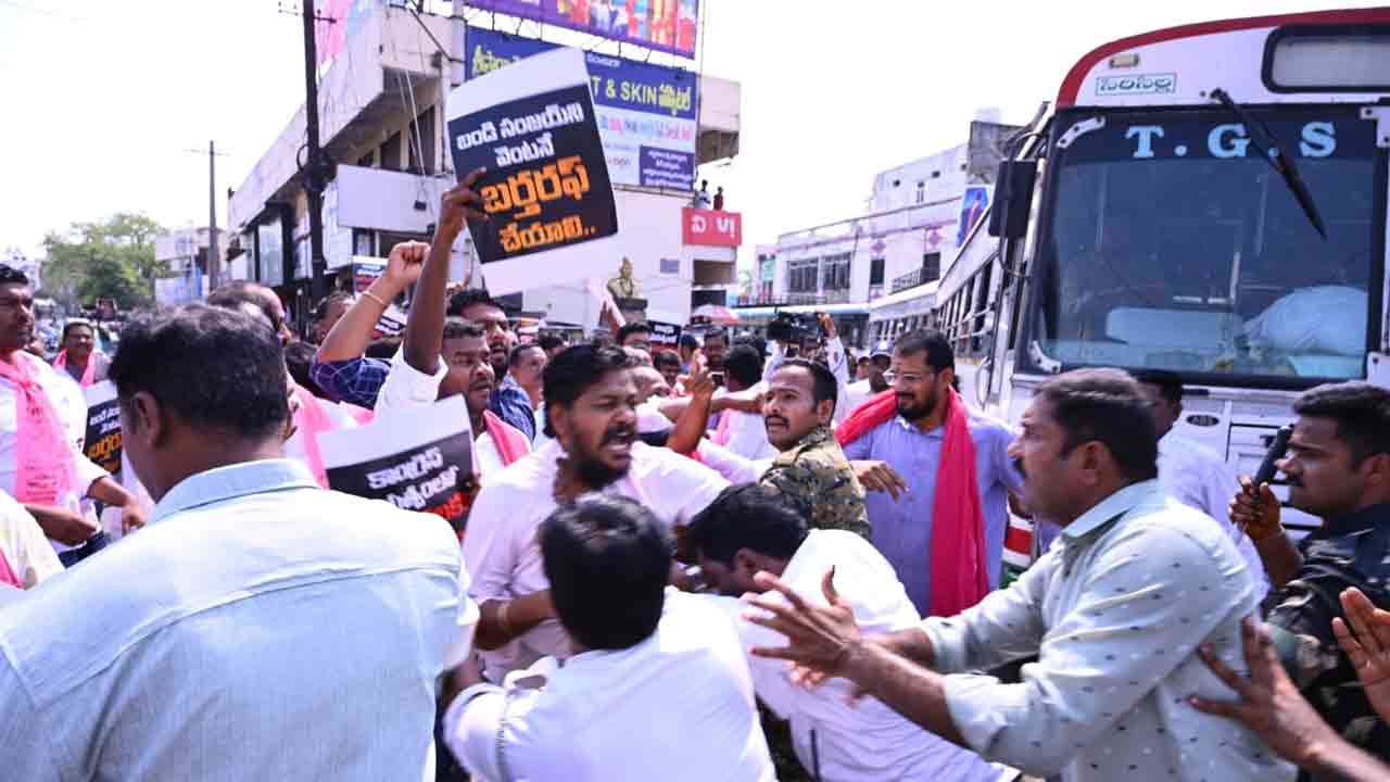 బండి సంజయ్‌ను బర్తరఫ్ చేయాలని సిరిసిల్లలో బీఆర్ఎస్ శ్రేణుల ధర్నా