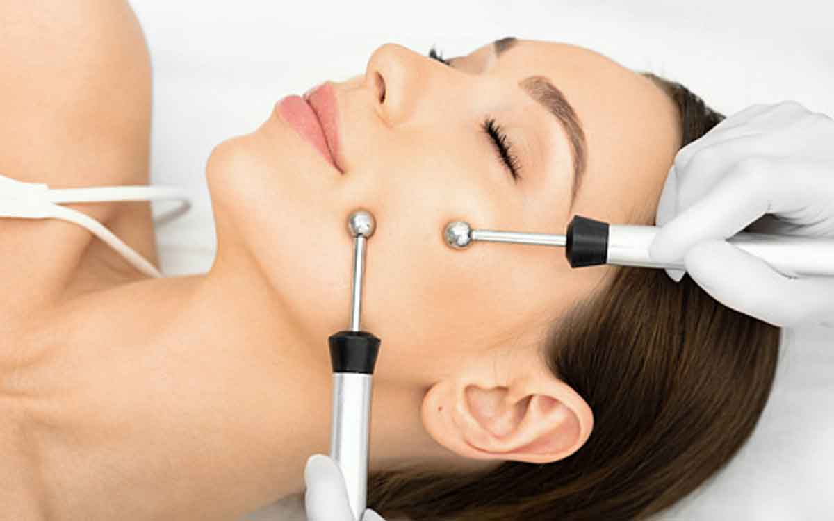 Skin Treatment | చ‌ర్మాన్ని యవ్వ‌నంగా కనిపించేలా చేసే మైక్రో క‌రెంట్ ఫేషియ‌ల్స్ ట్రీట్‌మెంట్‌.. అస‌లేంటిది.. ఏం చేస్తారు..?