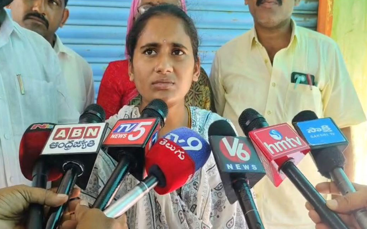భ‌ర్త‌తో పాటు అత్తింటివారిపై చ‌ర్య‌లు తీసుకోవాల‌ని సూర్యాపేట‌ ఎస్పీకి మ‌హిళ ఫిర్యాదు