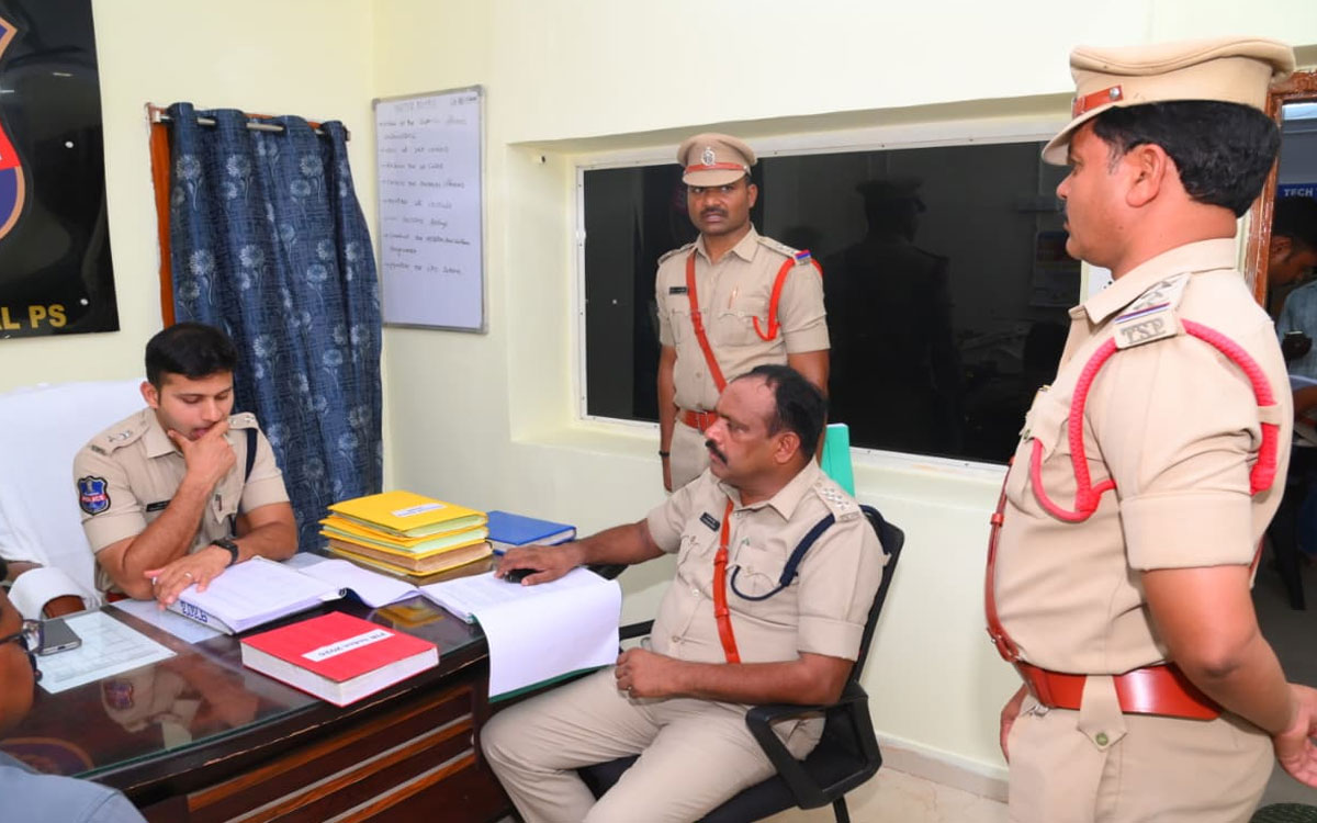 విలేజ్ పోలీస్ వ్యవస్థ ద్వారా ప్రజలకు మరింత చేరువ కావాలి : ఎస్పీ శ‌ర‌త్ చంద్ర ప‌వార్‌
