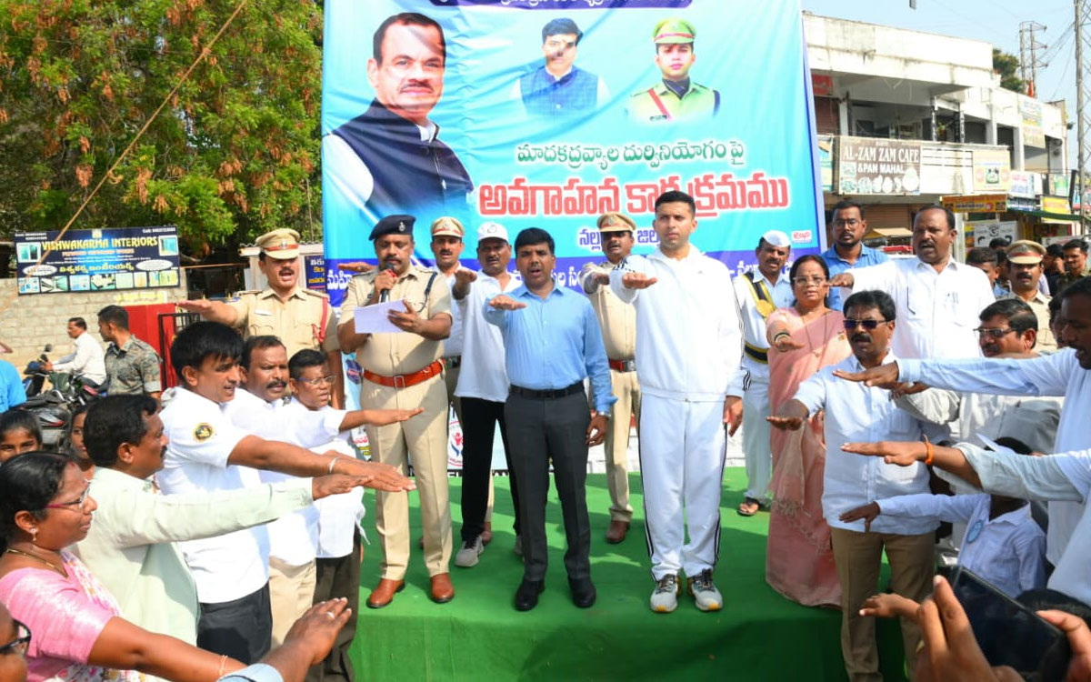 'జీవితంలో ఉన్న‌త స్థాయికి రావాలంటే వీటికి దూరంగా ఉండాలి'