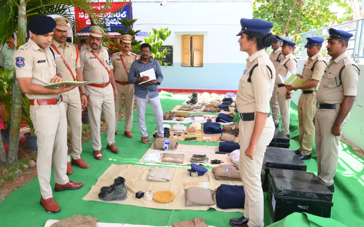 విలేజ్ పోలీస్ వ్యవస్థ ద్వారా ప్రజలకు మరింత చేరువ కావాలి : ఎస్పీ శరత్ చంద్ర పవార్