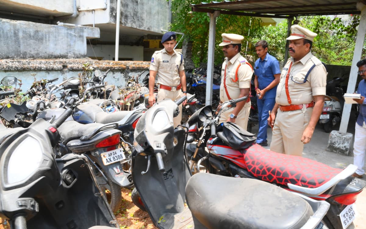 ప్రజలకు మరింత చేరువగా పోలీస్ సేవలు అందించాలి : ఎస్పీ శరత్చంద్ర పవార్