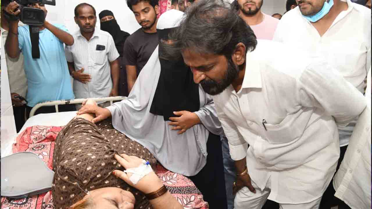 Mahabubnagar |  ప్రమాద బాధితులను పరామర్శించిన మాజీ మంత్రి శ్రీనివాస్ గౌడ్‌