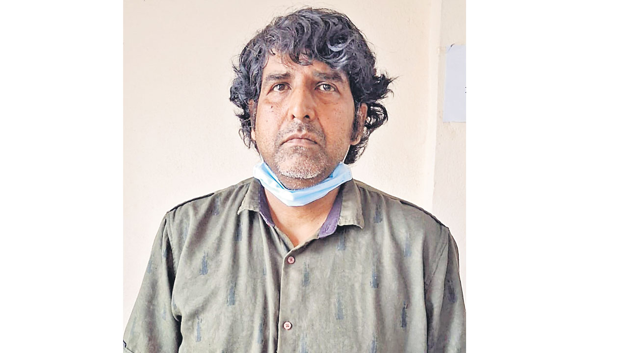 తల్లిదండ్రులను వేధించిన వ్యక్తికి జైలు