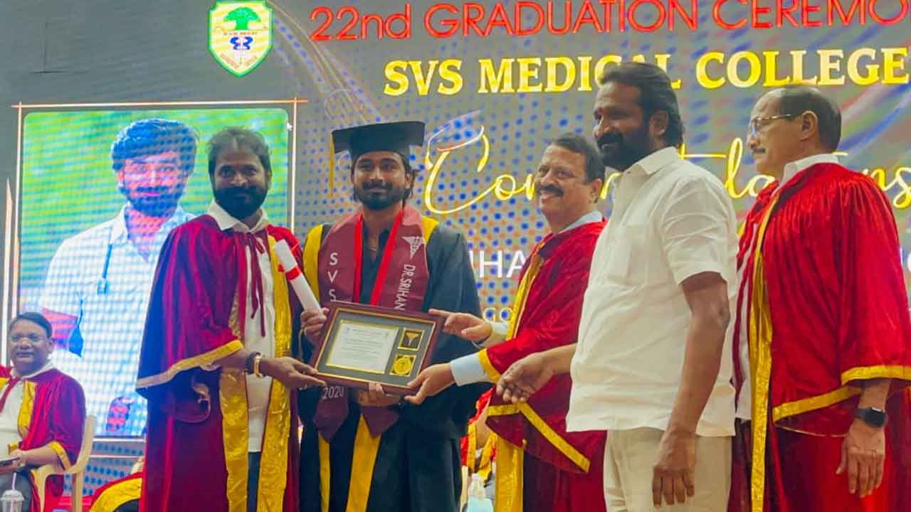 ఘనంగా గ్రాడ్యుయేషన్‌ డే వేడుకలు