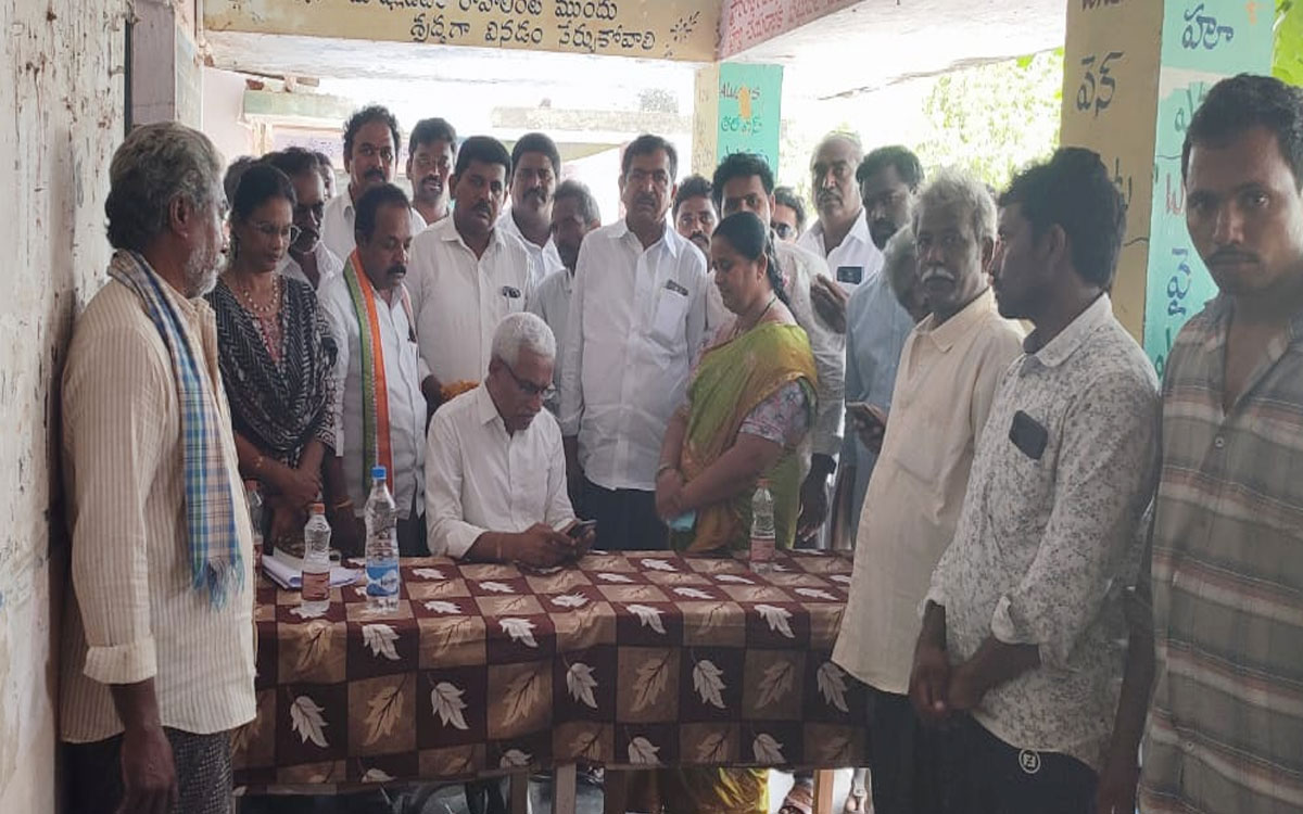 అర్హులైన రైతులకు త్వరలో పాస్ పుస్తకాలు : జాయింట్ కలెక్టర్ శ్రీనివాసరెడ్డి