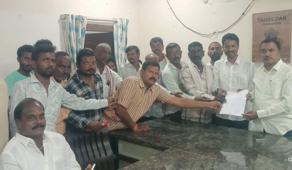 Thimmapur | తిమ్మాపూర్‌ ముంపు ఏరియాలో పండిన వరిపంటను కొనుగోలు చేయాలి.. తహసీల్దార్‌ను కోరిన భాధిత రైతులు