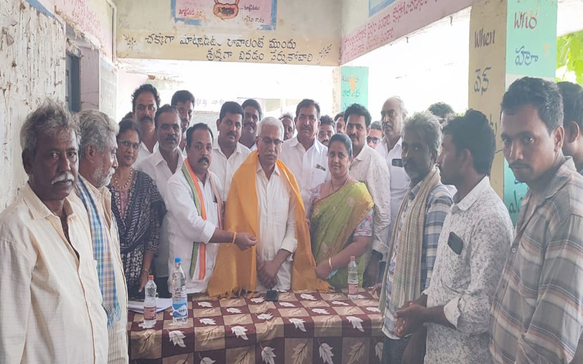 అర్హులైన రైతులకు త్వరలో పాస్ పుస్తకాలు : జాయింట్ కలెక్టర్ శ్రీనివాసరెడ్డి
