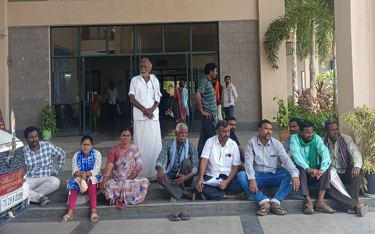 అక్రమ పట్టా మార్పిడిపై సూర్యాపేట‌ కలెక్టర్‌కు ఫిర్యాదు