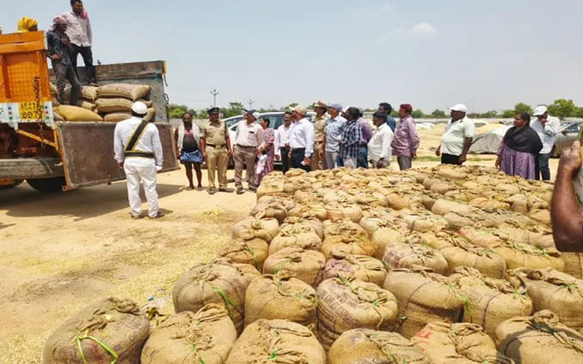 రైతులను ఇబ్బందులకు గురిచేస్తే చర్యలు తప్పవు : కలెక్టర్ తేజ‌స్ నంద్‌లాల్ ప‌వార్‌