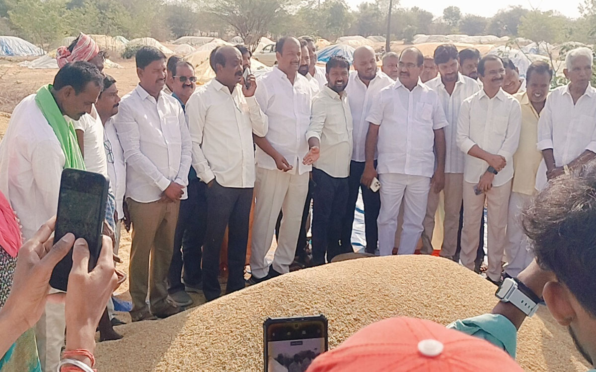 ‘రైతుల పట్ల ప్రభుత్వ మొండి వైఖరి సరికాదు’