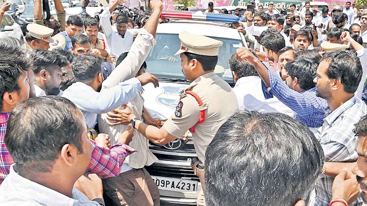 ,TBGKS Case | బాల్క సుమన్‌ సరే.. మరి వారిపై కేసులేవి? చట్టం అధికారపక్షానికి చుట్టమా?