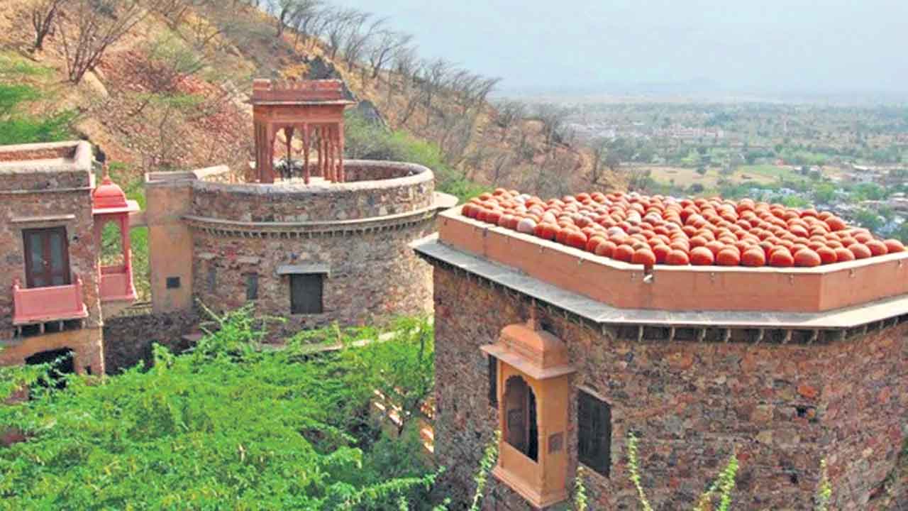 Roof Cooling | మట్టి కుండల పైకప్పు మ్యాజిక్.. ఏసీ అవసరం లేకుండానే ఇంటిని చల్లగా మార్చేయండి.. !