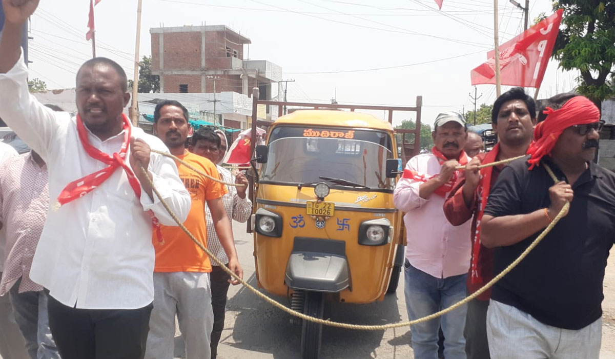 Godavarikhani | గోదావరిఖనిలో పెట్రోల్ డీజిల్ ధరల పెంపుపై సీపీఐ వినూత్న నిరసన.. ఆటో, ట్రాలీలను తాళ్లతో లాగిన నాయకులు