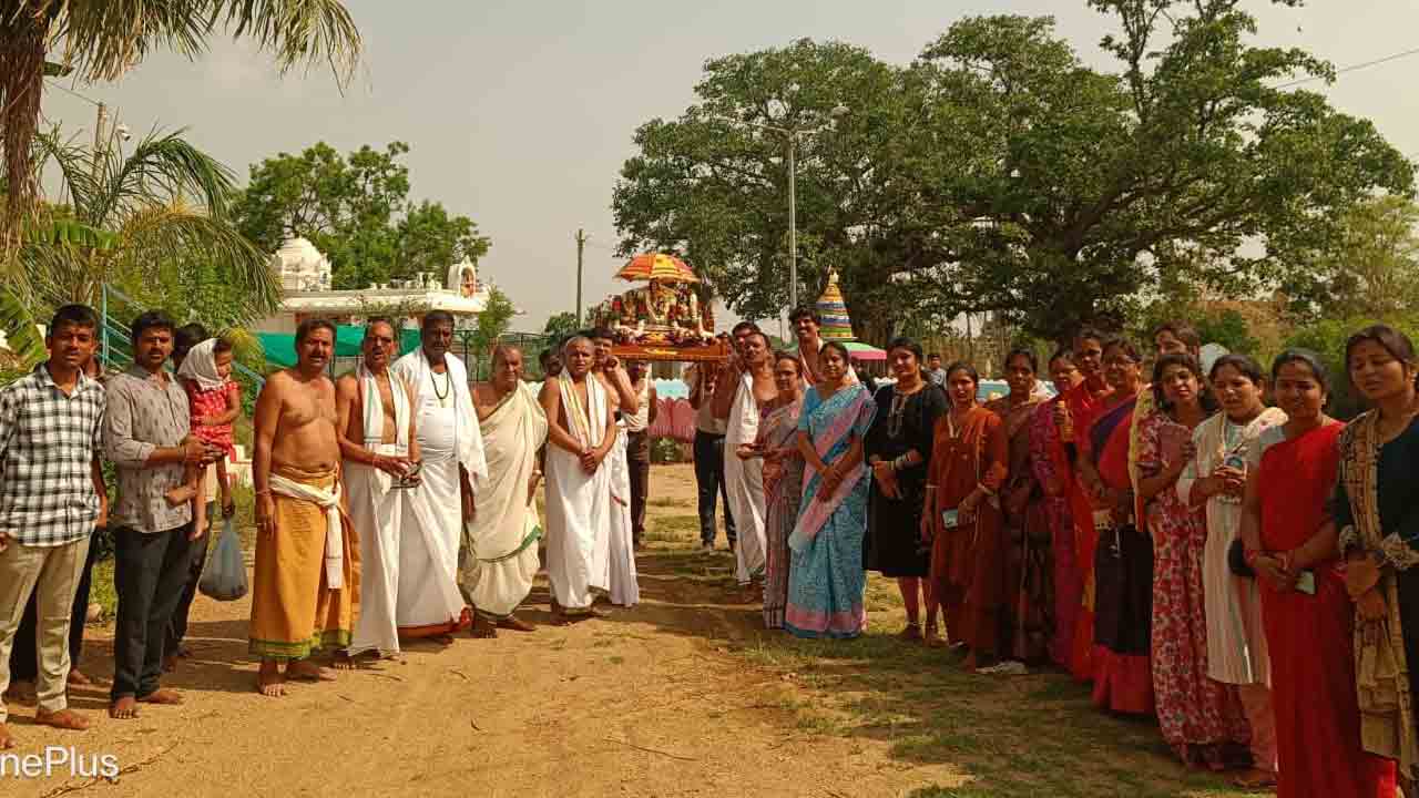 పల్లకిలో స్వామి వారి ఉత్సవ మూర్తులకు వైభవంగా గిరి ప్రదక్షణ..!