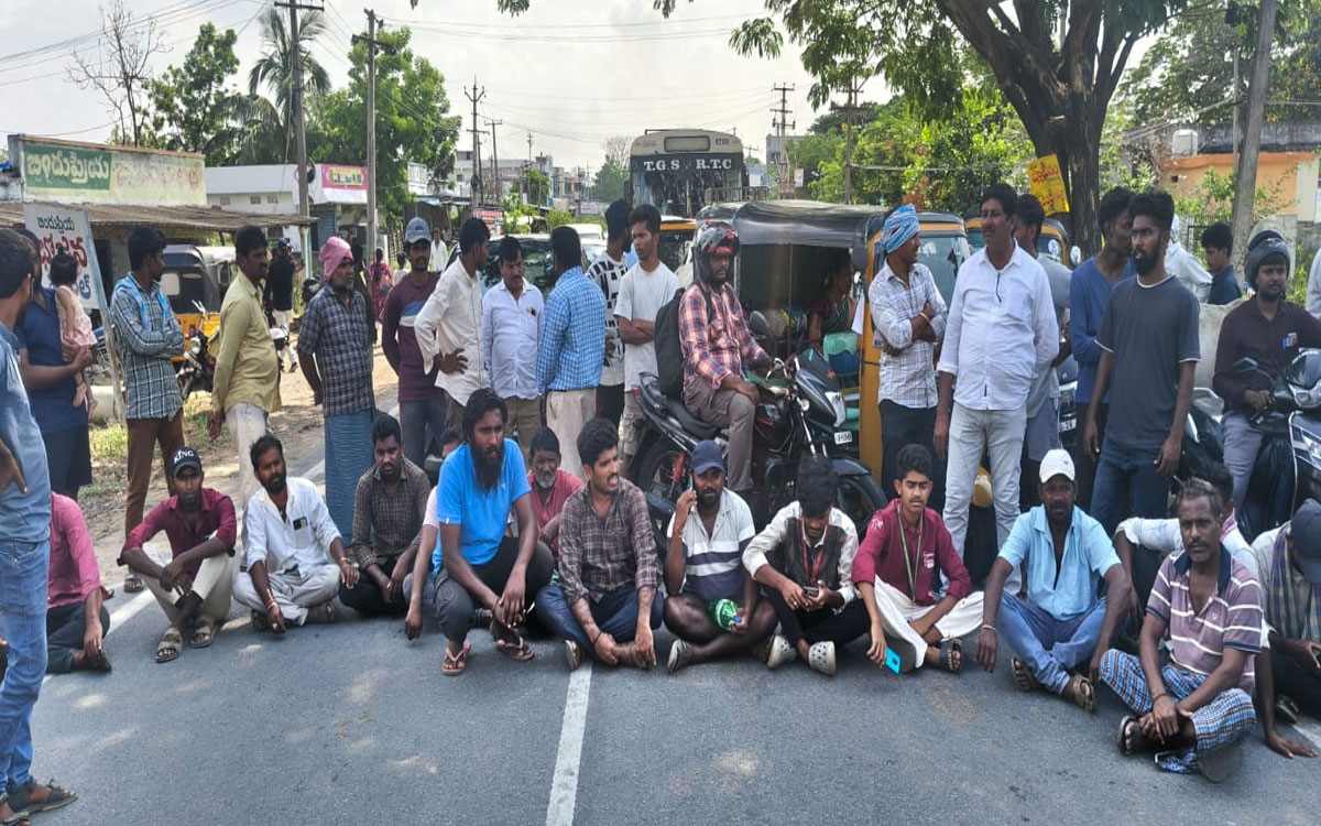 టేకులపల్లిలో మొక్క‌జొన్న రైతుల ఆందోళన