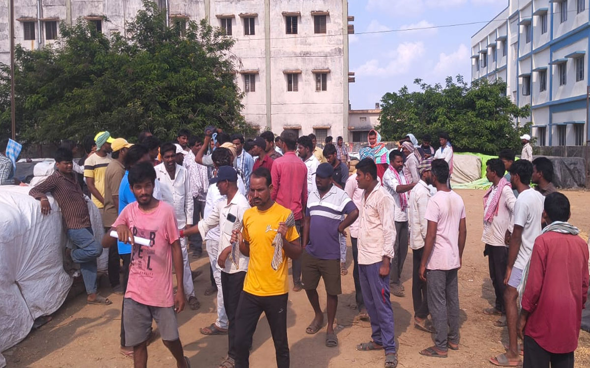 టేకులపల్లిలో మొక్క‌జొన్న రైతుల ఆందోళన