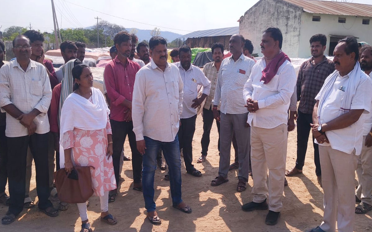 టేకులపల్లిలో మొక్క‌జొన్న రైతుల ఆందోళన