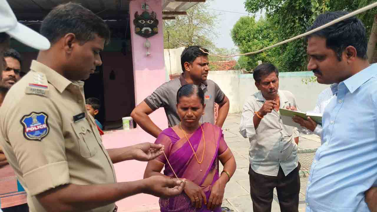 Thorrur | మహబూబాబాద్ జిల్లాలో దొంగల బీభత్సం.. పడుకున్న మహిళల మెడలో నుంచి బంగారం చోరీ