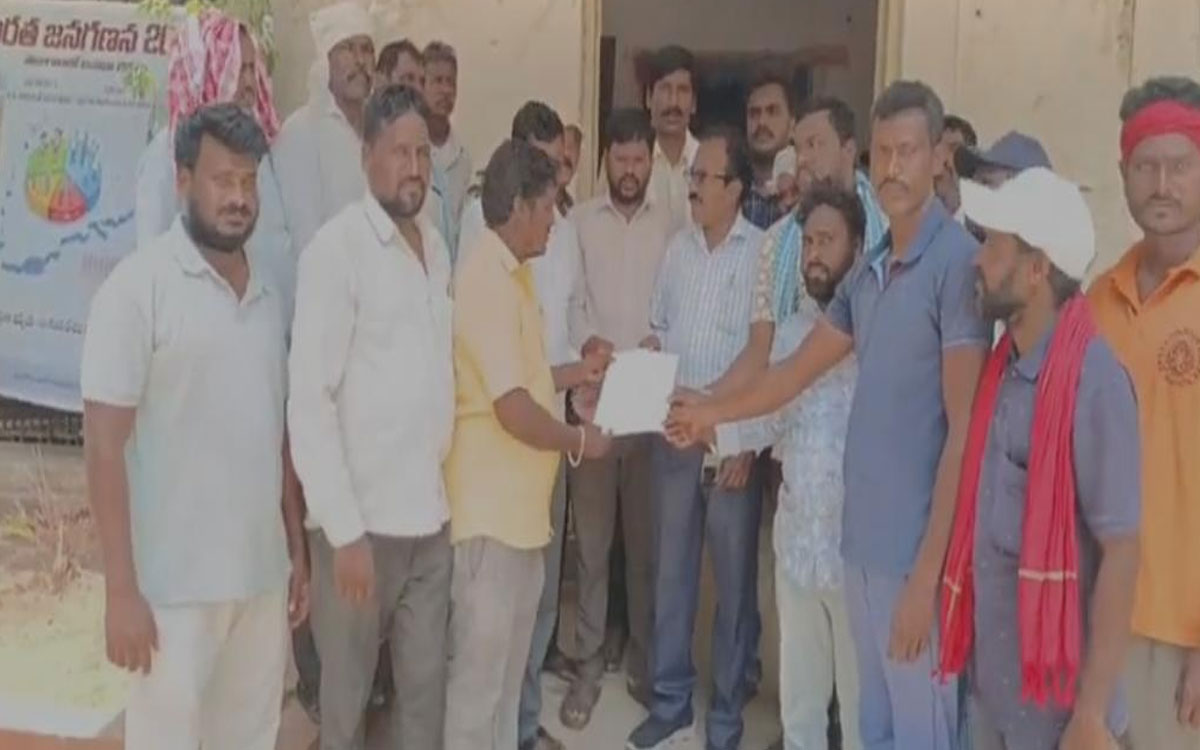 ధాన్యం కొనుగోలు చేయాలని తుంగ‌తుర్తిలో రైతుల నిరసన