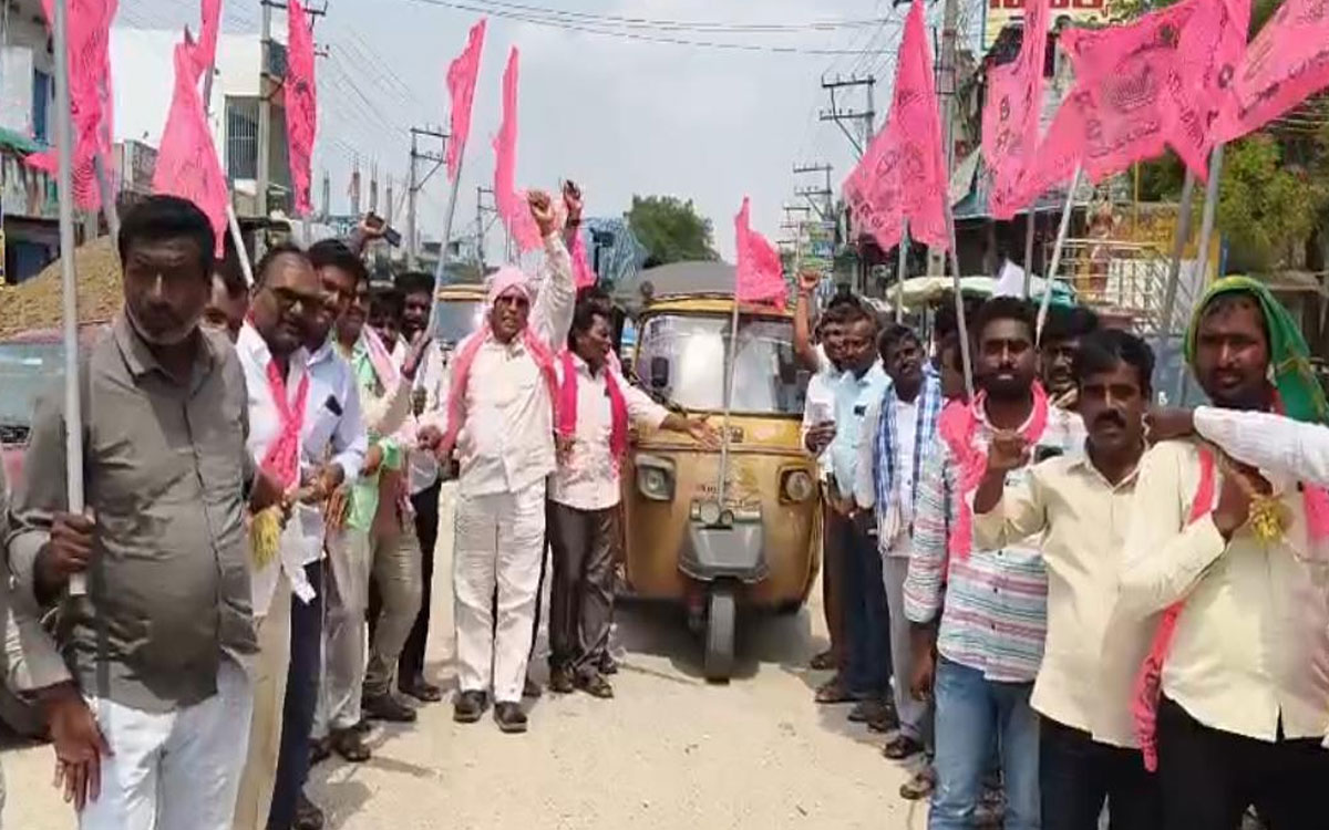పెట్రోల్ డీజిల్ ధరలను తగ్గించాలని తుంగ‌తుర్తిలో వినూత్న‌ నిరసన