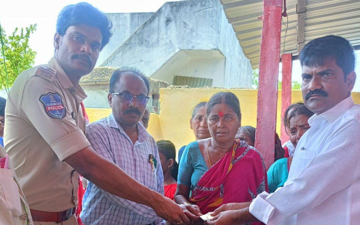 వ‌డ‌దెబ్బ‌తో మృతిచెందిన వ్య‌క్తి కుటుంబానికి ఆర్థిక సాయం