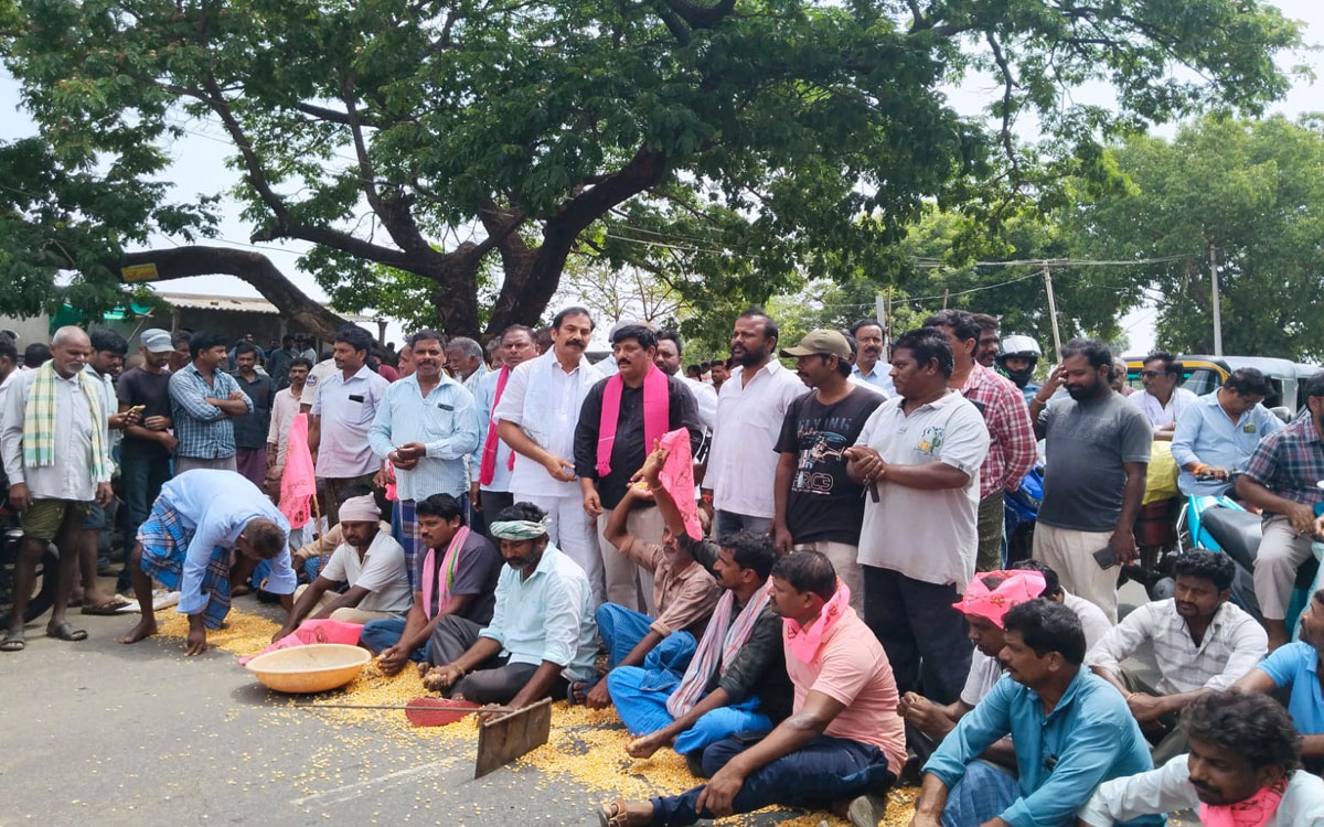 ఖమ్మం- వరంగల్ జాతీయ రహదారిపై రైతుల రాస్తారోకో
