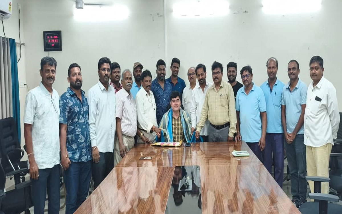 పర్సనల్ మేనేజర్ తిరుపతి కలిసిన బిసి సంఘాల నాయకులు