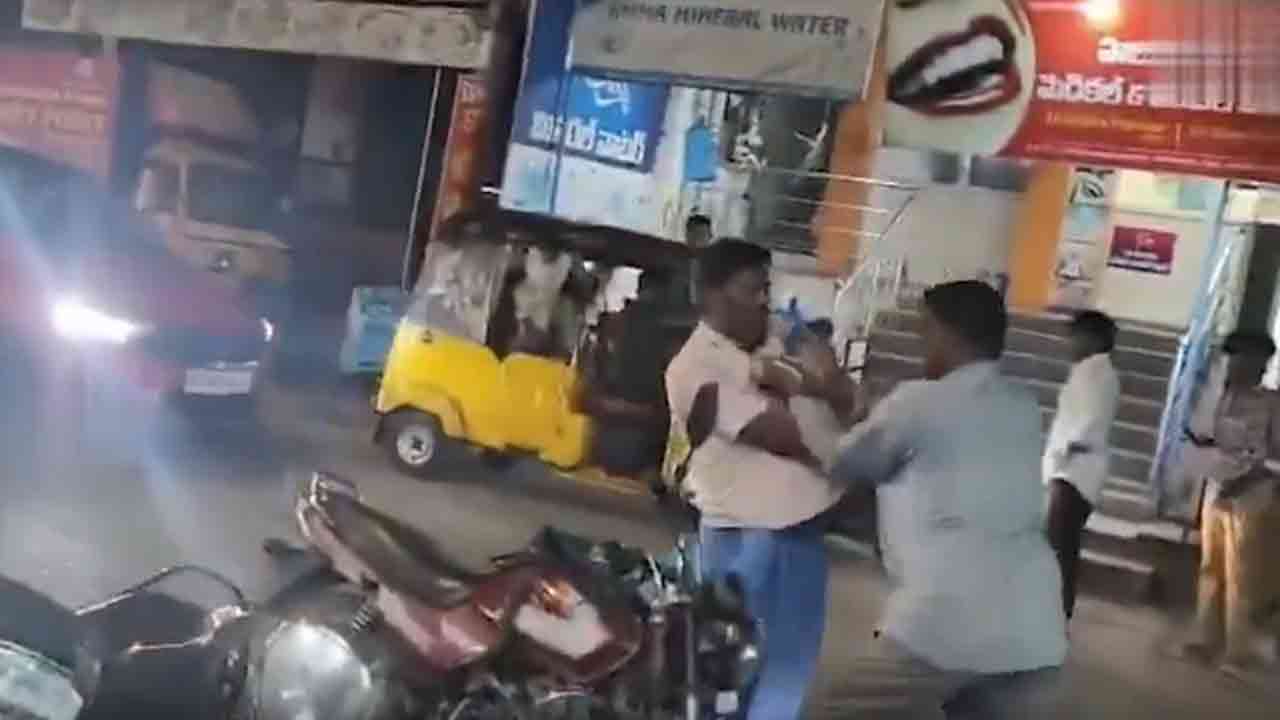 Tirupathi | ఫ్రీగా బిర్యానీ ఇవ్వలేదని.. తిరుపతిలో హోటల్ యజమానిని చితకబాదిన ఏఎస్సై.. వీడియో వైరల్
