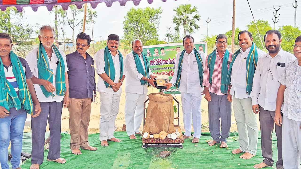 తొర్రూర్‌లో కొనుగోలు కేంద్రం ప్రారంభం