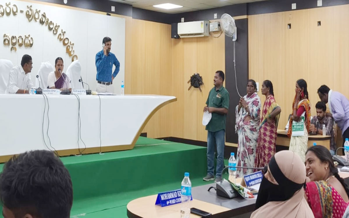 ఇల్లెందు మున్సిపల్ కార్యాలయం ముందు టీయూసీఐ ధర్నా