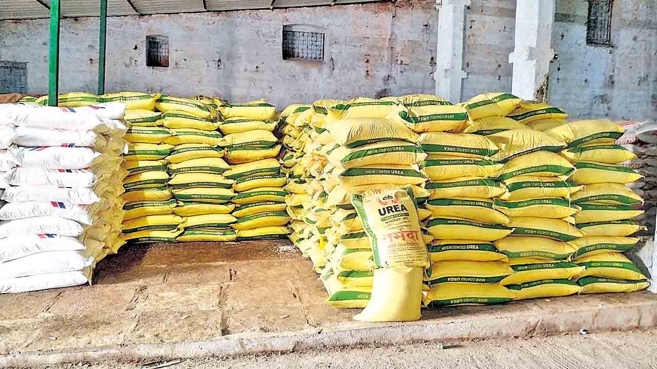 లారీల్లేవు.. యూరియా లోడ్‌ ఎత్తలేం!