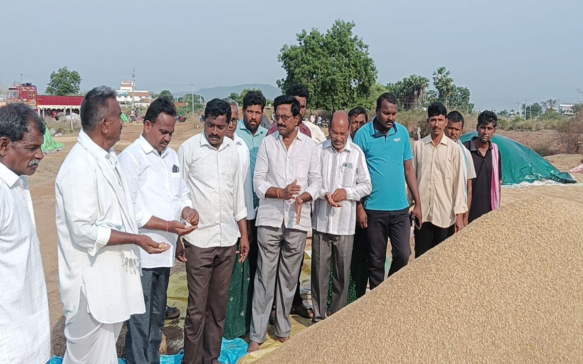 రైతులెవ‌రూ అధైర్య పడొద్దు : మండే వీర హనుమంతరావు