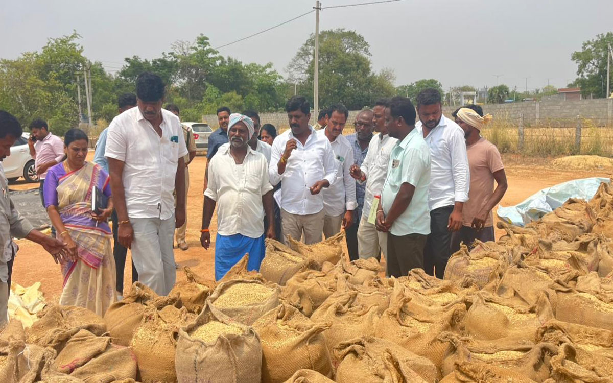 కొనుగోళ్లను వేగవంతం చేయాలి : ఎమ్మెల్యే వేముల వీరేశం