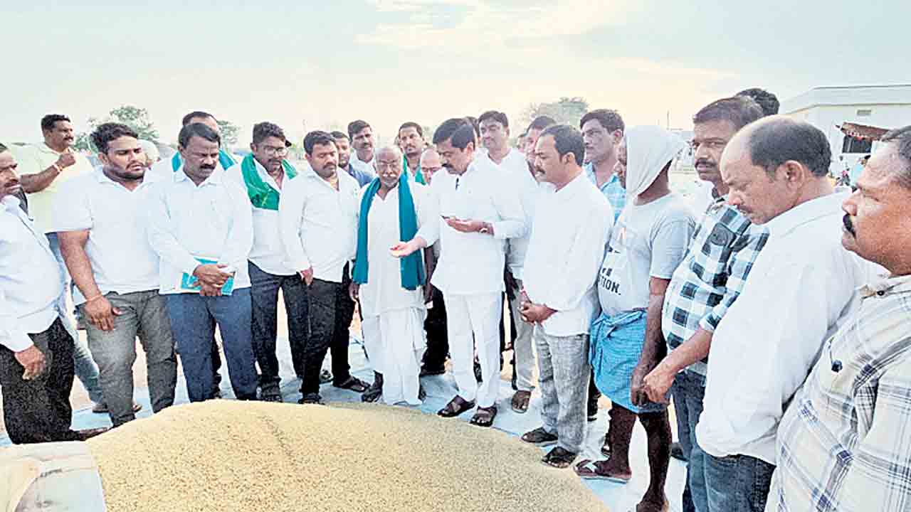 రైతు గోస పట్టదా?.. ప్రభుత్వం ఉన్నది రైతుల కోసమా.. రైస్‌ మిల్లర్ల కోసమా?