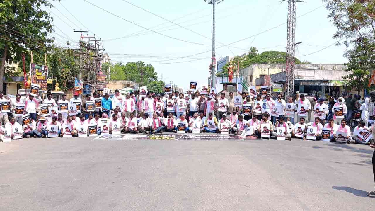 Vemulawada | వేములవాడలో బీఆర్ఎస్ ఆందోళన.. తెలంగాణ చౌక్‌లో ప్లకార్డులతో నిరసన