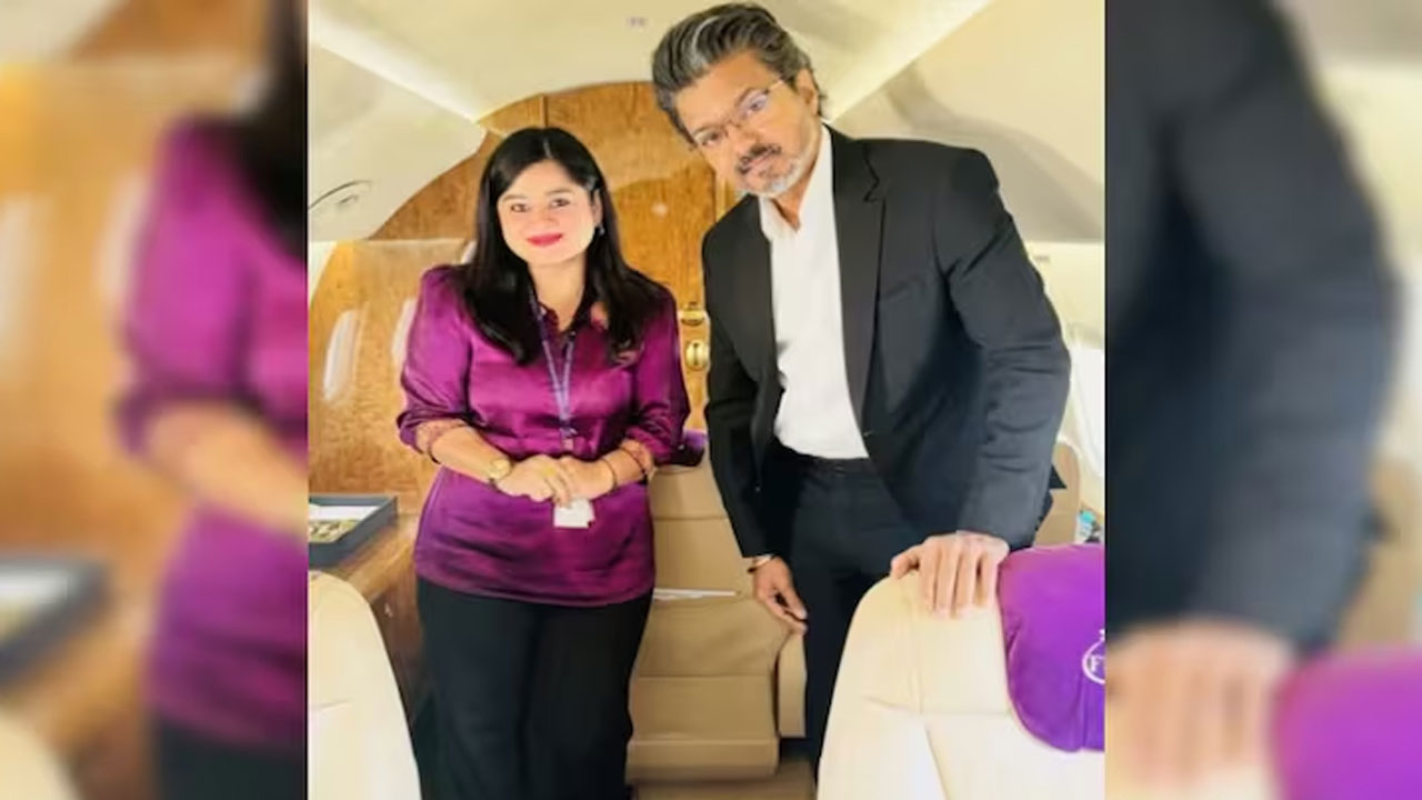 Vijay | ఎయిర్ హోస్టెస్‌తో విజయ్ ఫోటో వైరల్.. సీఎం అయినా అదే సింప్లిసిటీ అంటూ ఫ్యాన్స్ ఫిదా!