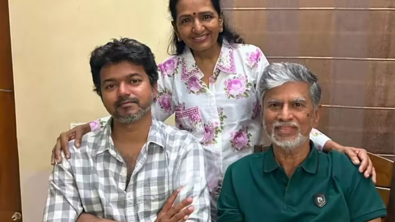 Vijay | దళపతి విజయ్ సెన్సేషన్.. రాజకీయ విజయంతో వెలుగులోకి వచ్చిన ఫ్యామిలీ బ్యాక్‌గ్రౌండ్ విశేషాలు