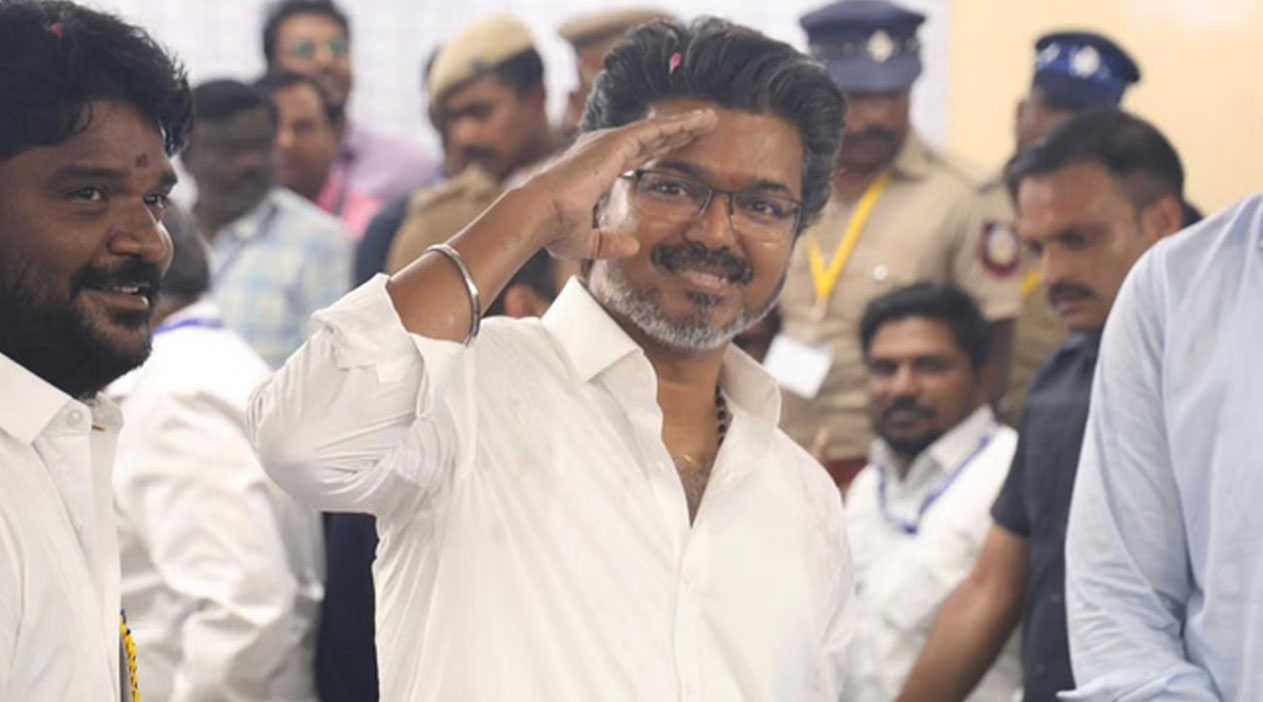 TVK chief Vijay: గ‌వ‌ర్న‌ర్‌కు లేఖ రాసిన విజ‌య్‌.. 15 రోజుల్లో బ‌ల‌నిరూప‌ణ‌