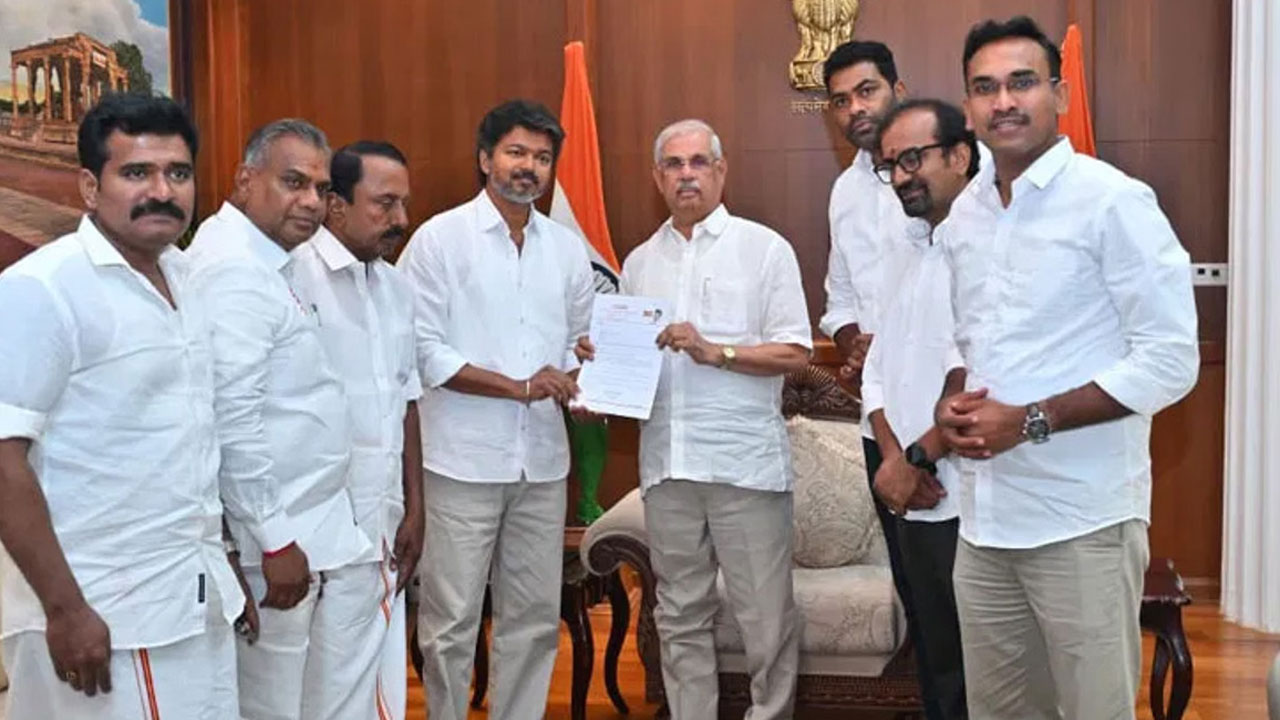 TVK Vijay: విజ‌య్‌ని ఆహ్వానించిన గ‌వ‌ర్న‌ర్ ..  కానీ 118 మంది ఎమ్మెల్యేల మ‌ద్ద‌తు లేఖ‌లు కావాల్సిందే