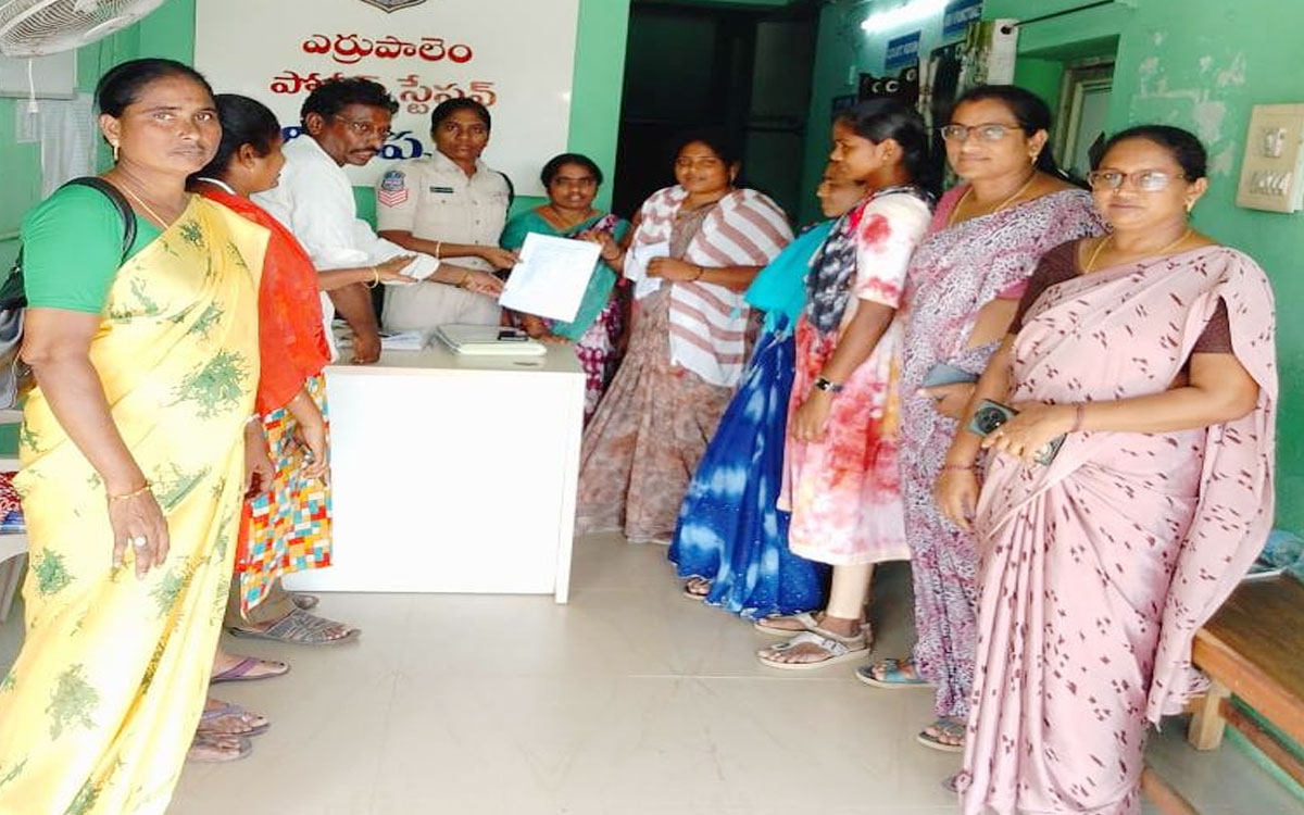 ‘వీఓఏల సమస్యలు వెంటనే పరిష్కరించాలి’