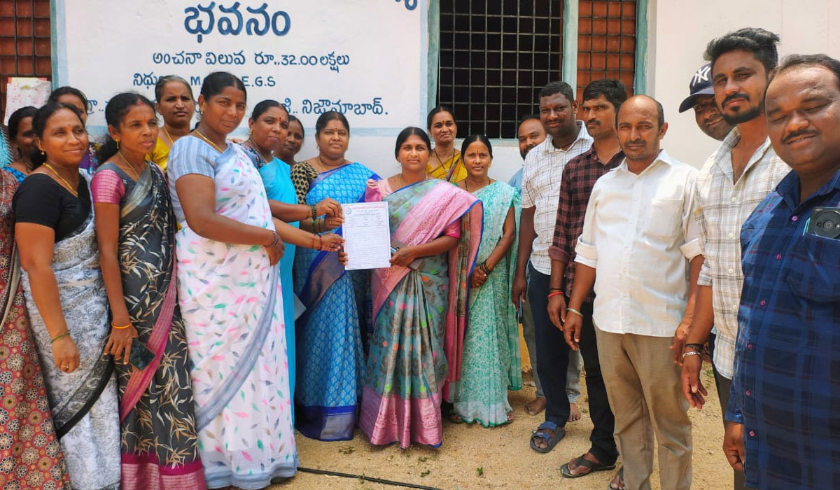 Strike Notice | వీవోఏలకు కనీస వేతనాలు అందించాలి.. సమ్మె నోటీసులు అందజేసిన సిరికొండ వీవోఏలు