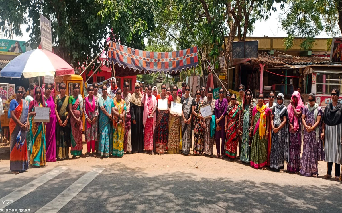 తిరుమలాయపాలెంలో వీఓఏల వినూత్న నిరసన