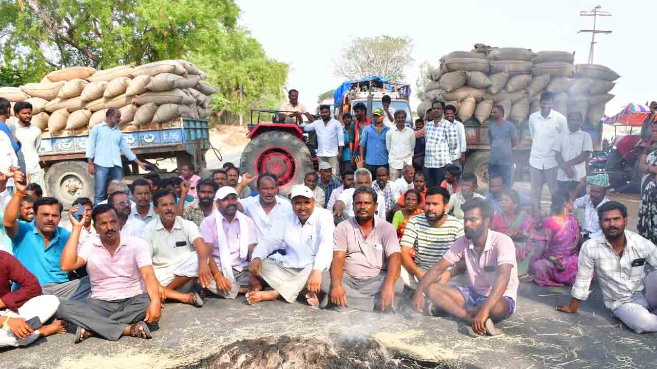 Wanaparthy | ధాన్యానికి నిప్పు పెట్టి వనపర్తి జిల్లాలో రైతుల నిరసన